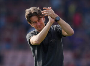 Thomas Frank klapper ud til publikum efter kampen for Brentford