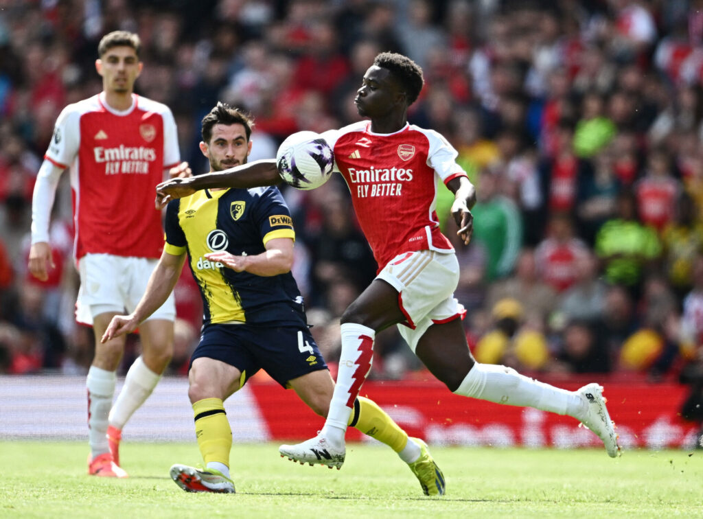 Bukayo Saka i aktion for Arsenal mod Bournemouth