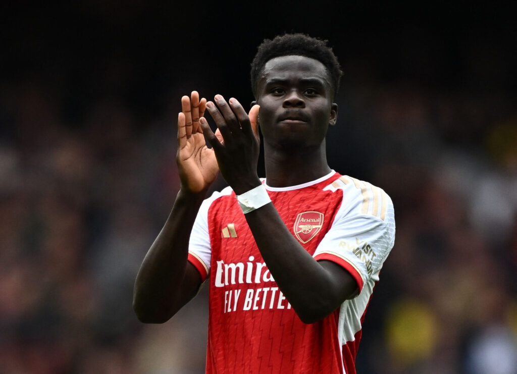 Bukayo Saka klapper af Arsenal-tilhængerne.