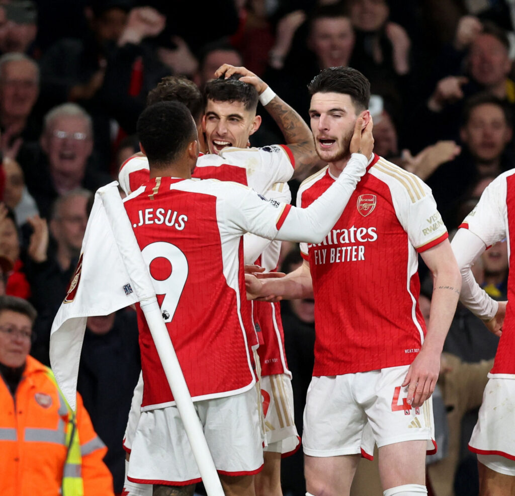 Gabriel Jesus, Kai Havertz og Declan Rice fejrer en scoring i kampen mellem Arsenal og Brentford.