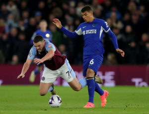 Thiago Silva i aktion for Chelsea under Premier League-kampen mod Aston Villa.