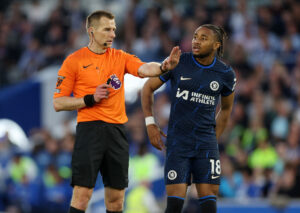 Christopher Nkunku bliver tilbageholdt af dommeren.