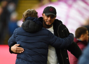 Vincent Kompany krammer Thomas Frank.