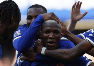 Moises Caicedo jubler, efter hans scoring fra midten mod Bournemouth.