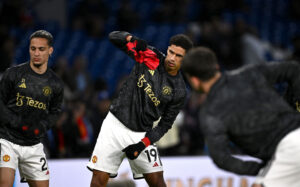 Raphael Varane varmer op for Manchester United.