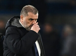 Ange Postecoglou på sidelinjen for Tottenham under Premier League-kampen mellem Spurs og Chelsea.