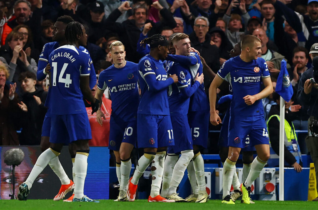 Chelsea-spillerne jubler, efter de er kommet foran 2-0 mod Tottenham.