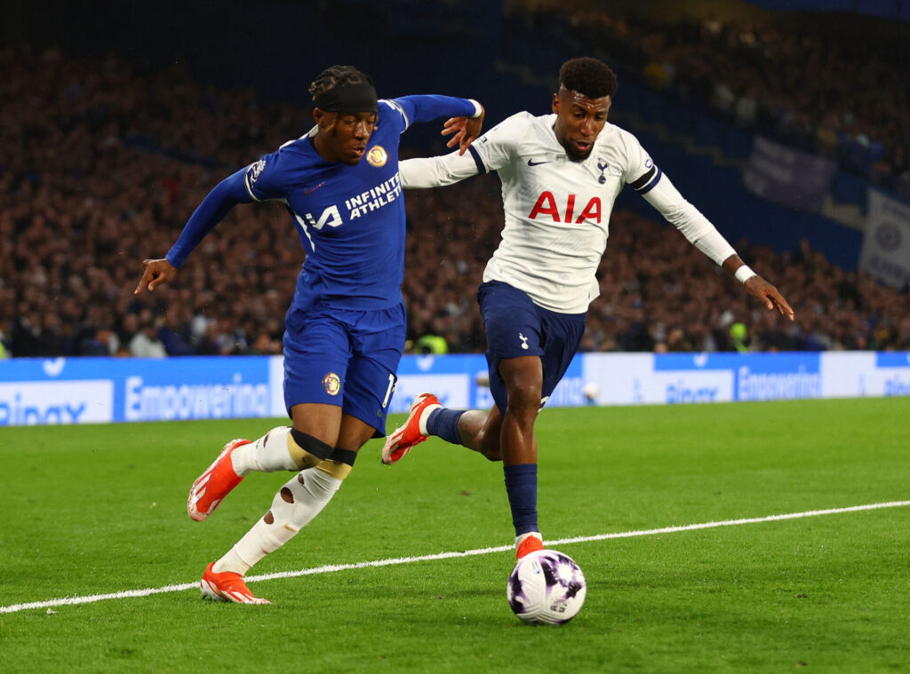 Tottenhams Emerson Royal i duel med Chelseas Noni Madueke i Premier League.