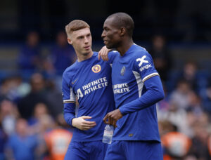 Cole Palmer og Nicolas Jackson griner sammen