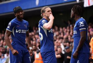 Cheleas Conor Gallagher fejrer scoring mod West Ham United i Premier League.