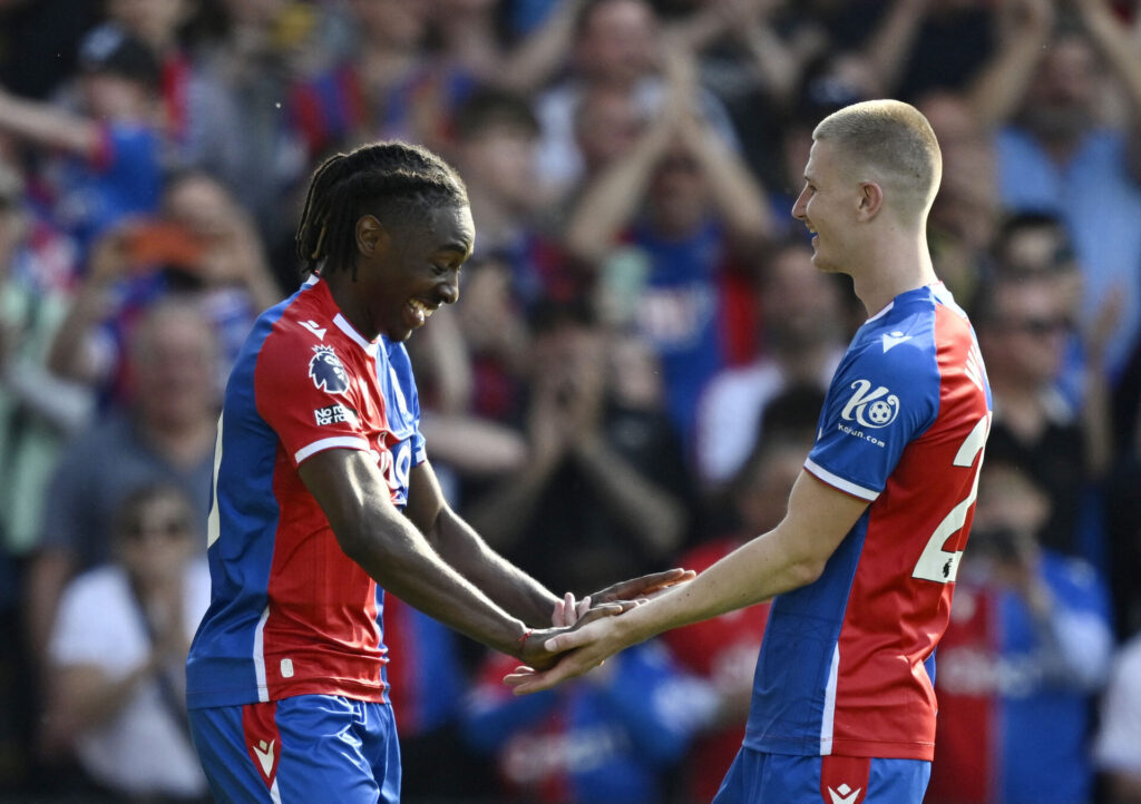Adam Wharton og Eberechi Eze fejrer en scoring i Premier League.