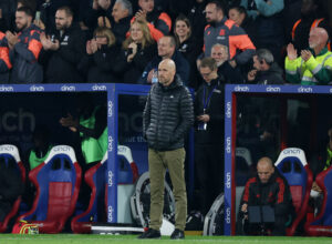 Erik ten Hag på sidelinjen for Manchester United under Premier LEague-kampen imod Crystal Palace.
