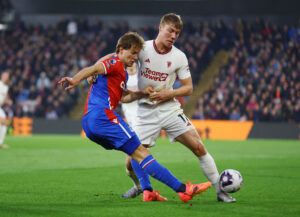 Joachim Andersen og Rasmus Højlund er i intens duel i kampen mellem Crystal Palace og Manchester United.