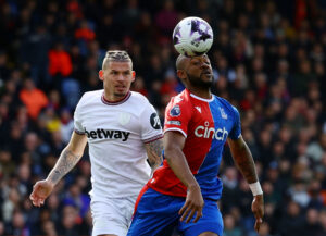 Kalvin Phillips i duel med Jordan Ayew i Premier League.