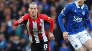 Mathias Jensen i duel med Everton-spiller.