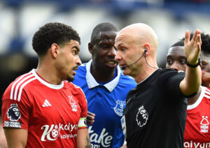 Morgan Gibbs-White og dommer Anthony Taylor i kampen mellem Nottingham Forest og Everton i Premier League.