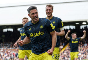 Fabian Schär fejrer sin scoring imod Fulham for Newcastle i Premier League.