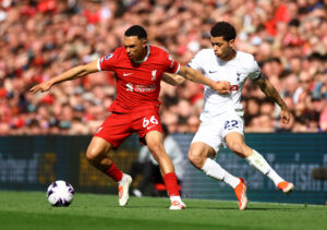 Trent Alexander-Arnold i duel mod Brennan Johnson i Premier League-opgøret mellem Liverpool og Tottenham.