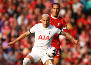 Richarlison i duel med Liverpools Virgil van Dijk.