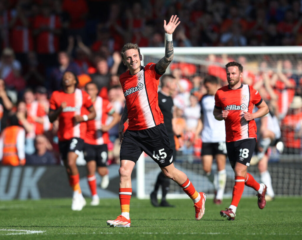 Alfie Doughty fejrer sin scoring i Premier League-kampen mellem Luton og Fulham.