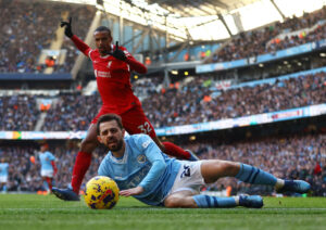 Joel Matip i kamp for Liverpool mod Manchester City.