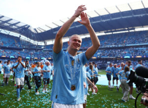 Erling Haaland fejrer, at han sammen med Manchester City kan kalde sig Premier League-mestre.