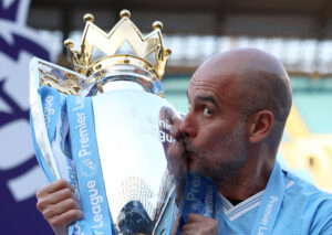 Pep Guardiola kysser Premier League-trofæet efter endnu en triumf.