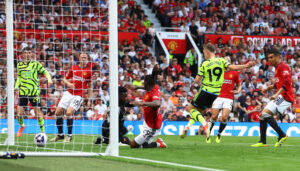 Leandro Trossard scorer imod Manchester United på Old Trafford.