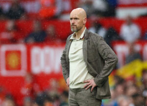 Erik ten Hag med hænderne i siden under en af Manchester Uniteds kampe.