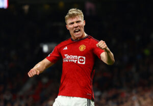 Rasmus Højlund fejrer sejren over Newcastle United i Premier League.