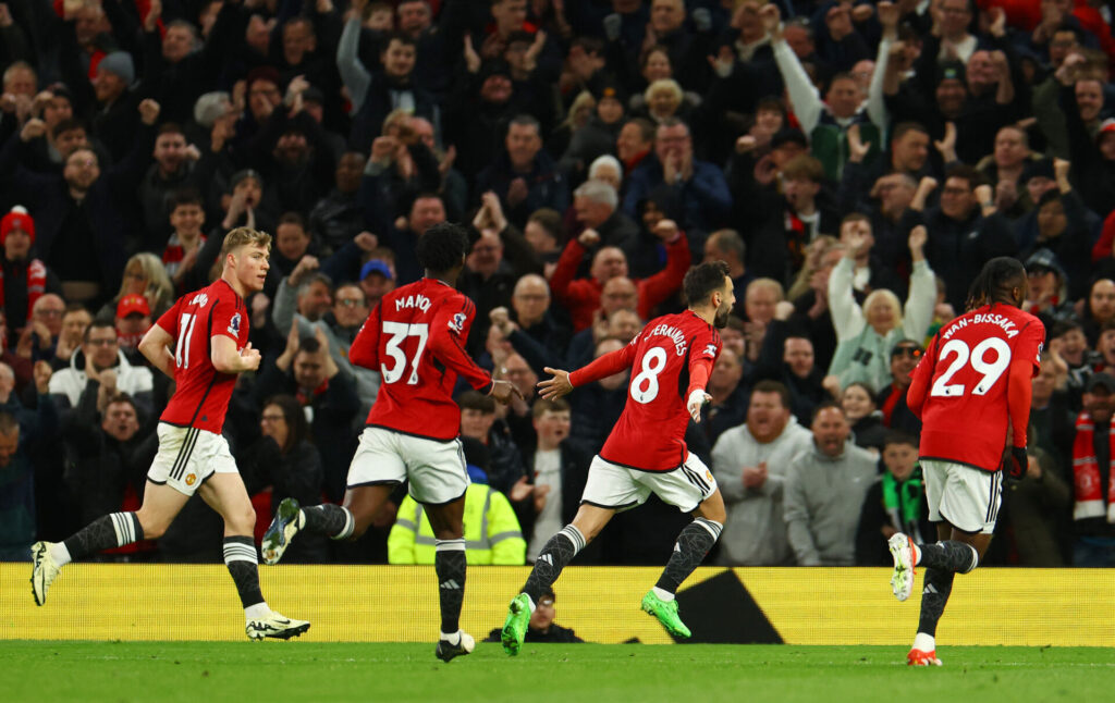 Bruno Fernandes, Rasmus Højlund, Aaron Wan-Bissaka og Kobbie Mainoo fejrer Fernandes' scoring i Premier League-kampen mellem Manchester United og Burnley.