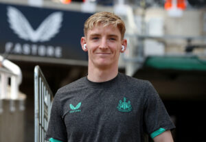 Anthony Gordon med et smil på læben inden Newcastles kamp mod Brighton.