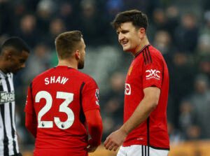 Manchester Uniteds Luke Shaw i samtale med holdkammeraten Harry Maguire.