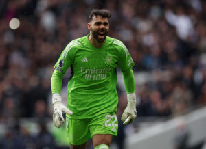David Raya fejrer Bukayo Sakas scoring i Premier League-kampen mellem Tottenham og Arsenal.