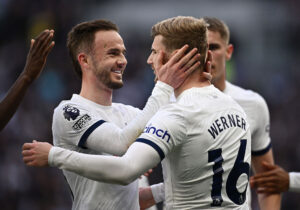 Timo Werner og James Maddison under Premier League-kampen mellem Tottenham og Nottingham Forest.