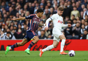 Tottenham Hotspurs Timo Werner i aktion mod Nottingham Forests Morgan Gibbs White i Premier League.