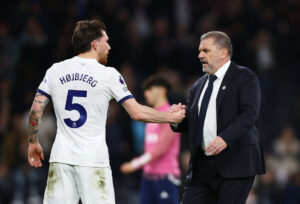 Tottenham Hotspurs Pierre-Emile Højbjerg med cheftræner Ange Postecoglou.