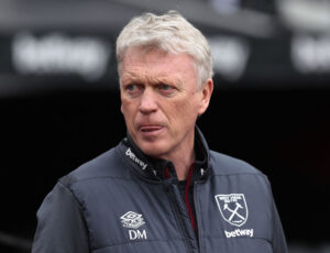David Moyes skuler rundt iført sit West Ham-tøj