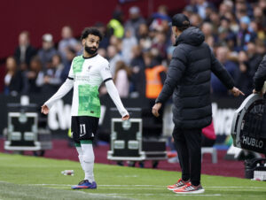 Mohamed Salah og Jürgen Klopp diskuterer på sidelinjen.