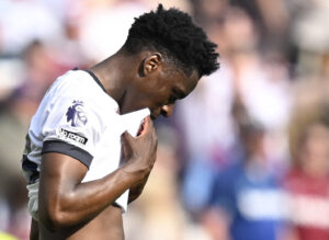 Albert Sambi Lokonga ærgrer sig over nedrykningen med Luton Town.