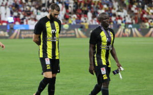 Ngolo Kanté går slukøret fra banen i Saudi Arabien.