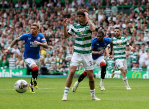 Matt O'Riley i aktion for Celtic mod Rangers.
