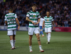 Matt O' Riley scorede igen-igen, da Celtic sikrede mesterskabet i Skotland.