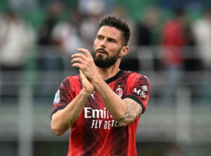 Olivier Giroud klapper ud til AC MIlans fans efter Serie A-kampen mod Genoa.