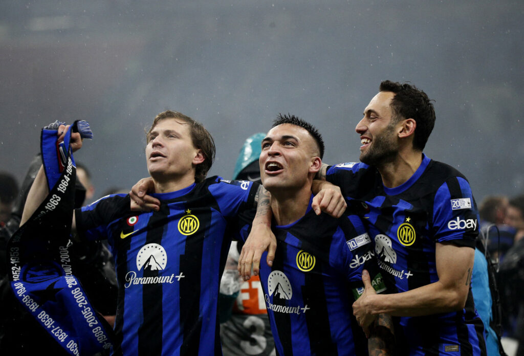 Nicolo Barella, Lautaro Martinez og Hakan Calhanaoglu fejrer Inter mesterskab.