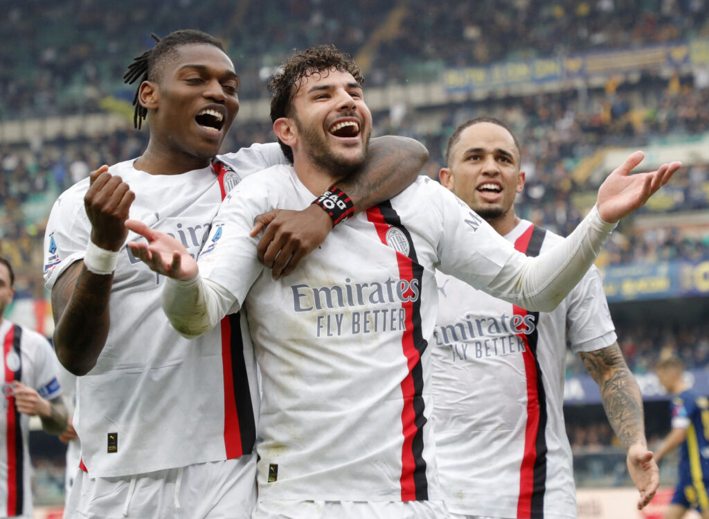 Theo Hernandez fejrer en scoring for AC Milan.