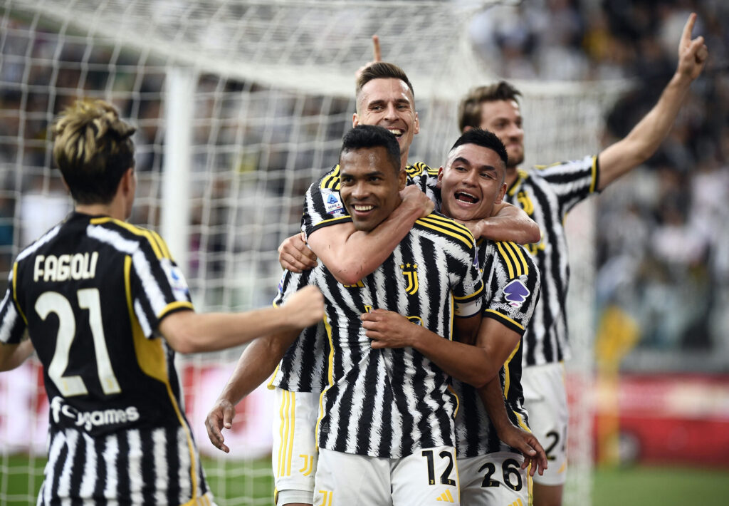 Juventus-spillerne fejrer Alex Sandros scoring imod AC Monza.