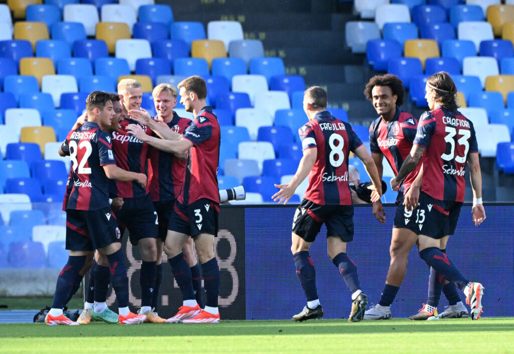 Bologna fejrer en scoring imod Napoli i Serie A.