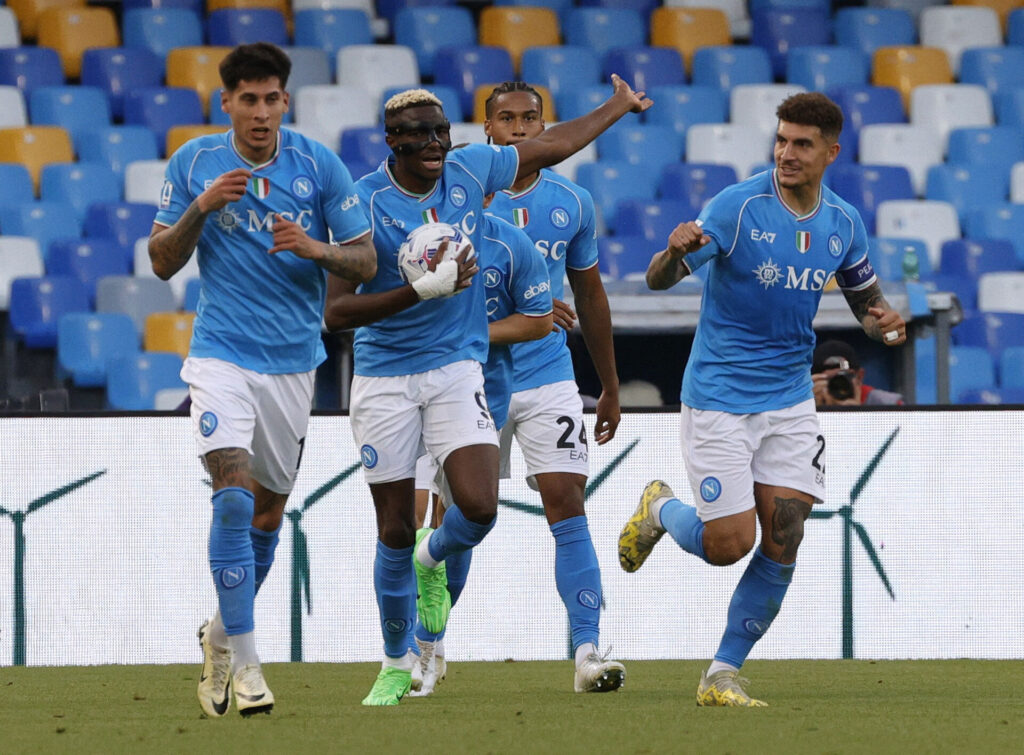 Napoli-spillerne fejrer en scoring på Diego Armando Maradona Stadion.