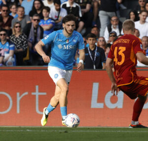 Khvicha Kvaratskhelia i aktion for Napoli mod AS Roma-danskeren Rasmus Nissen Kristensen i Serie A.